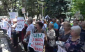 In aceeasi componenta, SOR si comunistii protesteaza in fata Guvernului: „Jos Maia Sandu”. Marina Tauber a venit cu cratita - VIDEO