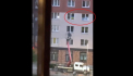 Un rus a pus in fereastra steagul Ucrainei si un poster anti-razboi. Autoritatile au venit si i-au vopsit geamurile - VIDEO