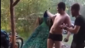 Un barbat a ucis cu brutalitate un paun si a filmat totul, la Cernauti: l-a apucat de gat si a lovit cu el de pamant de mai multe ori. Atentie, imaginile va pot afecta emotional - VIDEO