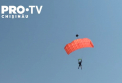 Cerul deasupra aerodromului din Calarasi a fost colorat de zeci de parasute. Amatorii de senzatii tari au dat start sezonului de parasutism prin salturi - VIDEO