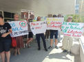 Partidul SOR si-a adus sustinatorii in fata Judecatoriei Ciocana pentru a protesta impotriva retinerii Marinei Tauber  - FOTO/VIDEO