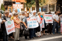 Din nou protesteaza, doar ca in alt loc. PCRM si partidul SOR si-au adus sustinatorii in fata ANRE: „Jos guvernarea” - VIDEO