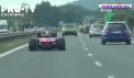 Un Ferrari de curse a facut senzatie pe o autostrada din Republica Ceha. Pentru o clipa, conducatorii auto aflati in trafic au crezut ca participa la un Mare Premiu de Formula 1 - VIDEO