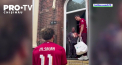 Mos Craciun vine si vara, cel putin pentru fanii gruparii FC Liverpool. Fotbalistii echipei engleze au batut la usa mai multor suporteri si le-au oferit cadouri - VIDEO 
