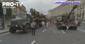 O mare de oameni s-a adunat pe strazile din Kiev pentru a vedea parada de tancuri rusesti expusa pe bulevadul principal al orasului - VIDEO