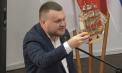 Replici taioase la CMC. Liderul fractiunii PL a venit la sedinta cu o „corabia ruseasca” in mana: „Avem un cadou pentru toti cei care umbla cu zarnitsa ruseasca” - VIDEO 