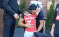 Momente emotionante in fata hotelului in care s-a cazat Cristiano Ronaldo. Fotbalistul a imbratisat un copil din capitala si l-a tinut de mana. Imaginea - virala pe Facebook - VIDEO