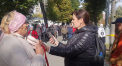 „De ce o tineti? M-a lovit cu geanta in fata”. Incaierari si imbulzeala la protestul din fata Parlamentului - VIDEO 