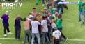 Haos in timpul unui meci de fotbal din Columbia. Un jucator a fost batut cu pumnii si picioarele de fanii nemultumiti de evolutia slaba a echipei favorite - VIDEO