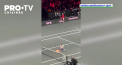 Incident socant in prima zi a turneului Laver Cup. Un activist de mediu a patrus pe teren in timpul duelului dintre Schwartzman si Tsitsipas si si-a incendiat o mana - VIDEO 