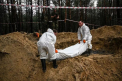 Zelenski spune ca inca doua gropi comune cu „sute de cadavre” au fost gasite in Izium