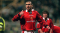 Legendarul fotbalist Eric Cantona a facut echipa cu baiatul sau de 12 ani, intr-o partida caritabila in care fiecare a reusit sa incrie cate un gol - VIDEO