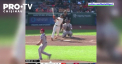 Cand doi se cearta, al treilea castiga. Asa s-a intamplat si la un meci de baseball din SUA, unde mai multi fani au incercat sa puna mana pe o minge care a zburat in afara stadionului - VIDEO