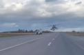 Imagini incredibile cu un „tanc zburator” deasupra unei sosele din Ucraina. De ce foloseste acest culoar elicopterul Mi-24 - VIDEO