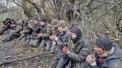Prizonieri rusi, in genunchi si cu mainile legate, pusi sa strige „Slava Ucraina” si sa-l injure pe Putin - VIDEO