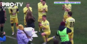 Cerere in casatorie cu bucluc. Fotbalistul unei echipe din Belarus a ingenuncheat in fata iubitei sale chiar pe teren, insa un ofiter de securitate a intervenit in cel mai nepotrivit moment - VIDEO