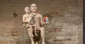 ”Naked killers”. O sculptura cu Putin gol stand pe WC si cu Lukasenko in brate, scoasa la licitatie pentru a cumpara o drona
