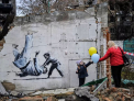 Artistul anonim de graffiti, Banksy, a publicat un video cu lucrarile sale din Ucraina - VIDEO