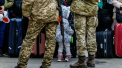 Trei soldati rusi care au violat o mama si pe fiica acesteia in Ucraina, batuti cu scaunele de propriii camarazi si superiori