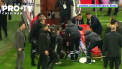Portarul formatiei Altay a fost atacat de catre un fan prezent la meciul cu Goztepe, din al doilea esalon al Turciei. Suporterul a patruns pe teren si l-a lovit pe goalkeeper cu un steag de corner - VIDEO
