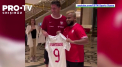 Robert Lewandowski a pregatit o surpriza pentru un suporter al nationalei din Arabia Saudita. Polonezul i-a oferit un tricou cu numele si semnatura sa - VIDEO