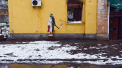 Un graffiti facut de Banksy in Ucraina pe o cladire avariata de bombardamente a fost furat. Hotii au taiat tencuiala