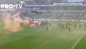 Incidente grave - provocate de suporterii prezenti la un meci din primul esalon al campionatului din Australia. Fanii au invadat terenul, iar portarul unei echipe a iesit insangerat de pe gazon - VIDEO