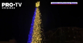 In plin razboi si cu orasul aproape in bezna, la Kiev a fost inaugurat bradul de Craciun. Pomul are 12 metri inaltime, in loc de cei 31, de anul trecut - VIDEO