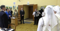 Ministrii - intampinati de colindatori, la Stefan Voda, acolo unde are loc o noua sedinta in teritoriu a Guvernului - VIDEO 