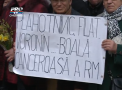 "Vrem miliardul inapoi" si "Guvernarea dupa gratii". Mii de oameni au scandat in scuarul catedralei - VIDEO