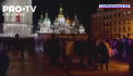 Ucrainenii nu se lasa intimidati de rachetele rusilor. In loc de muzica si focuri de artificii locuitorii Kievului au iesit la balcoane si au cantat - VIDEO