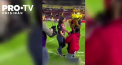 Momentul care ar fi trebuit sa devina cea mai frumoasa amintire din viata unui mexican s-a transformat intr-o mare dezamagire. Barbatul si-a cerut iubita in casatorie la pauza unui meci de fotbal, dar a fost refuzat in fata a mii de spectatori - VIDEO