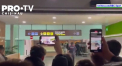 Fanii Barcelonei nu l-au uitat pe Leo Messi. Zeci de admiratori l-au asteptat dis-de-dimineata pe argentinian in fata aeroportului din orasul spaniol pentru a-i canta - VIDEO 