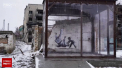 Arta pe timp de razboi. Picturile murale ale lui Banksy, luate sub paza - VIDEO