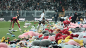 Fanii de la Besiktas au aruncat pe teren mii de jucarii pentru copiii afectati de cutremur. Meciul, intrerupt in minutul 4.17, ora seismului - VIDEO 