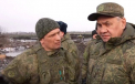 Ministrul Soigu si-a vizitat soldatii din Donetk si le-a impartit medalii
