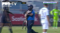 Oaspete nepoftit la un meci de fotbal din El Salvador. Jucatorii au fost cat pe ce sa ramana fara minge - VIDEO