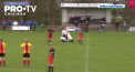 Momentul in care un barbat pe scuter intrerupe un meci de fotbal dintr-o liga inferioara a Tarilor de Jos - VIDEO
