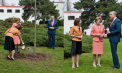 Sefa statului, primita la Palatul Elisabeta de familia regala din tara vecina. Maia Sandu a plantat un stejar in gradina Palatului, ca semn al relatiei puternice dintre Moldova si Romania - FOTO/VIDEO 