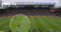 Fundasul de stanga de la Liverpool, Andy Robertson a mers la arbitru pentru a-i cere explicatii, dar cel din urma, deranjat ca scotianul l-a agresat verbal, i-a dat o lovitura de cot in fata - VIDEO