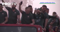 Wrexham: Campionii din a cincea liga engleza au defilat pe strazile unui oras din Tara Galilor. Circa 20 de mii de sustinatori s-au adunat - VIDEO
