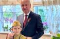 Cu panglica bicolora in piept, Dodon anunta ca va fi prezent in centrul capitalei, unde va fi organizat „Marsul Memoriei”. Cum si-a imbracat fiul - FOTO