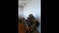 Realitatea sfasietoare din Bahmut. Un soldat ucrainean canta la pian in timp ce rasuna impuscaturi pe fundal - VIDEO