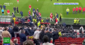 Imagini halucinante in semifinalele Conference League. Fanii lui AZ Alkmaar au atacat rudele fotbalistilor de la West Ham - VIDEO
