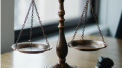 Un avocat, invinuit pentru depunerea unui denunt care contine declaratii false s-a ascuns in birou si refuza sa se supuna cerintelor legale 