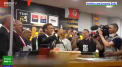 Emmanuel Macron a sarbatorit si a baut bere in vestiarul formatiei de rugby, Touluse, dupa ce aceasta a castigat titlul de campioana - VIDEO 