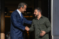 Zelenski a sosit la Atena si va participa la un dineu cu lideri europeni, intre care si premierul Marcel Ciolacu 
