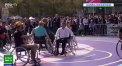 Emmanuel Macron a jucat baschet intr-un scaun cu rotile intr-o actiune de promovare a Jocurilor Paralimpice, care vor avea loc la Paris anul viitor - VIDEO