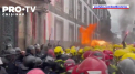 Scene incredibile in Spania. Peste 200 de pompieri, aflati in greva din 15 iunie s-au luat la bataie cu politistii si au folosit un aruncator de flacari - VIDEO