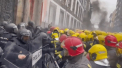 Scene incredibile in Spania. Pompierii s-au luat la bataie cu politistii si au folosit un aruncator de flacari